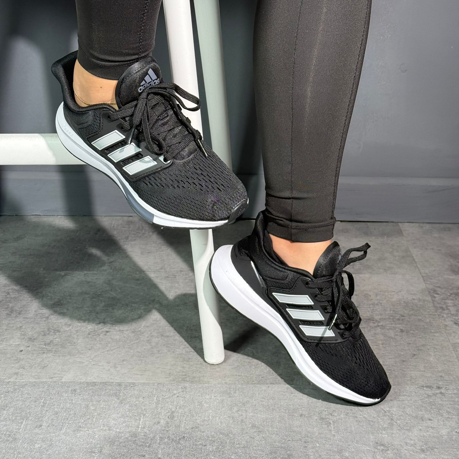 ADIDAS EQ21 NEGRA BLANCA HOMBRE Y DAMA