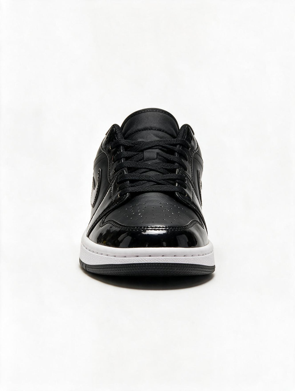 NIKE AIR FORCE 1 NEGRA CHAROL