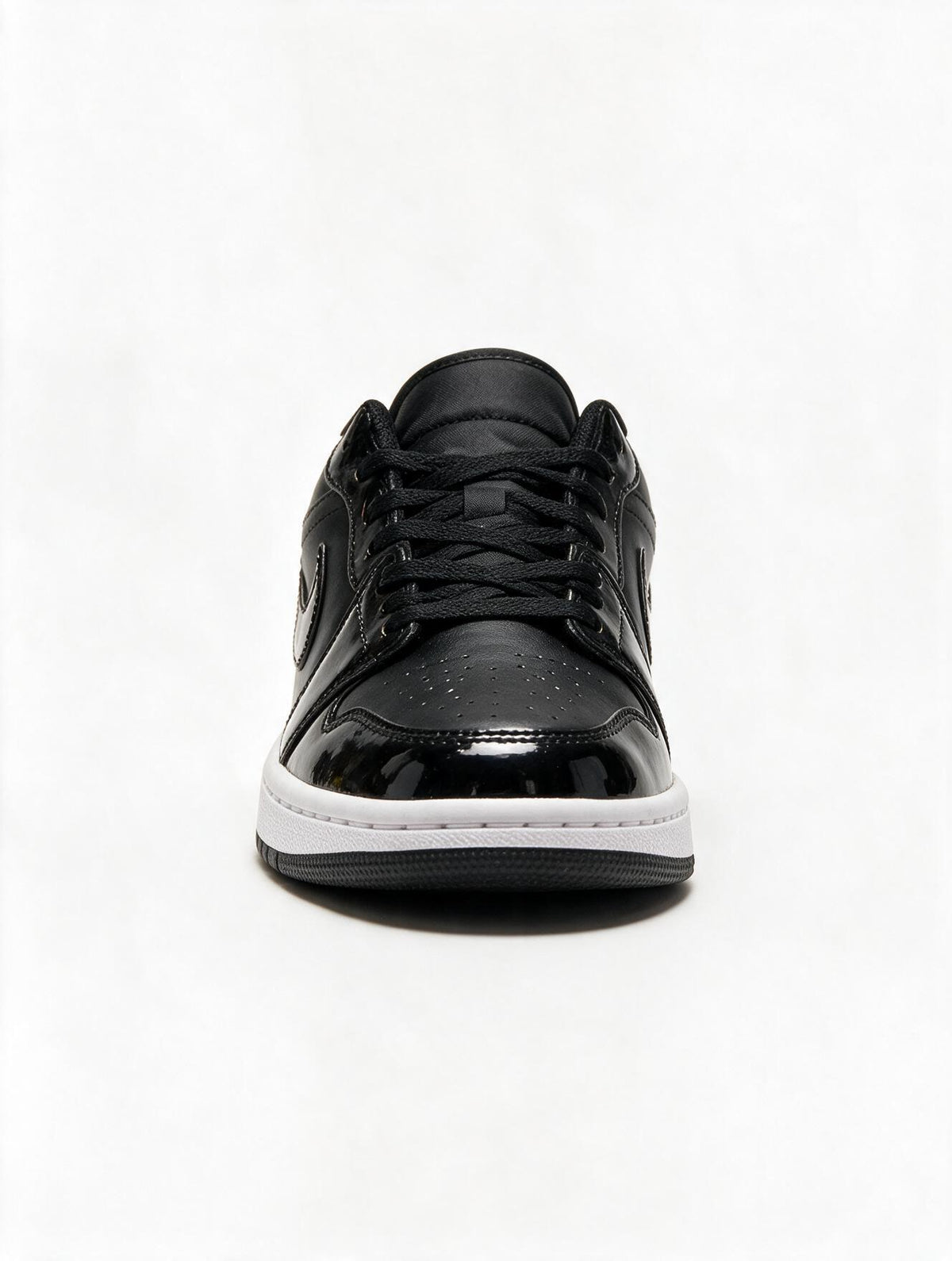 NIKE AIR FORCE 1 NEGRA CHAROL