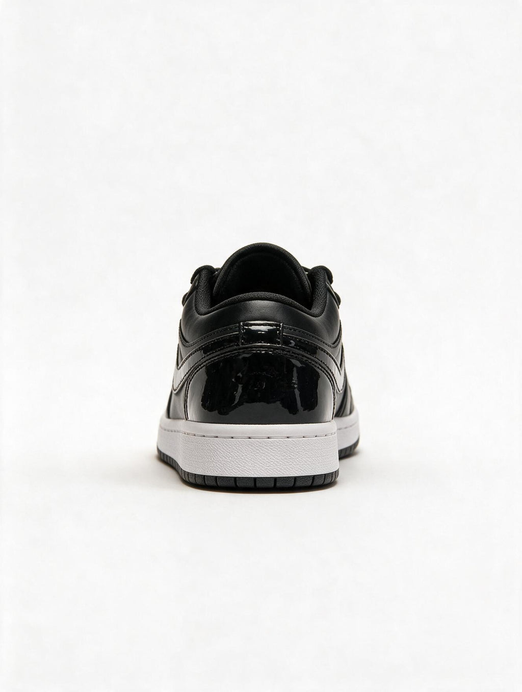 NIKE AIR FORCE 1 NEGRA CHAROL