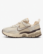 NIKE V2K CAFE PLATEADA