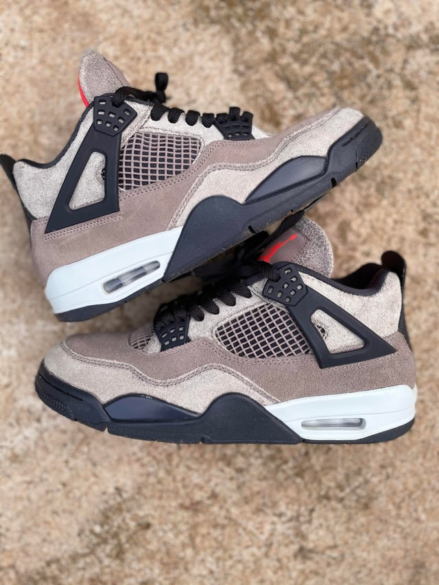 NIKE AIR JORDAN 4 RETRO