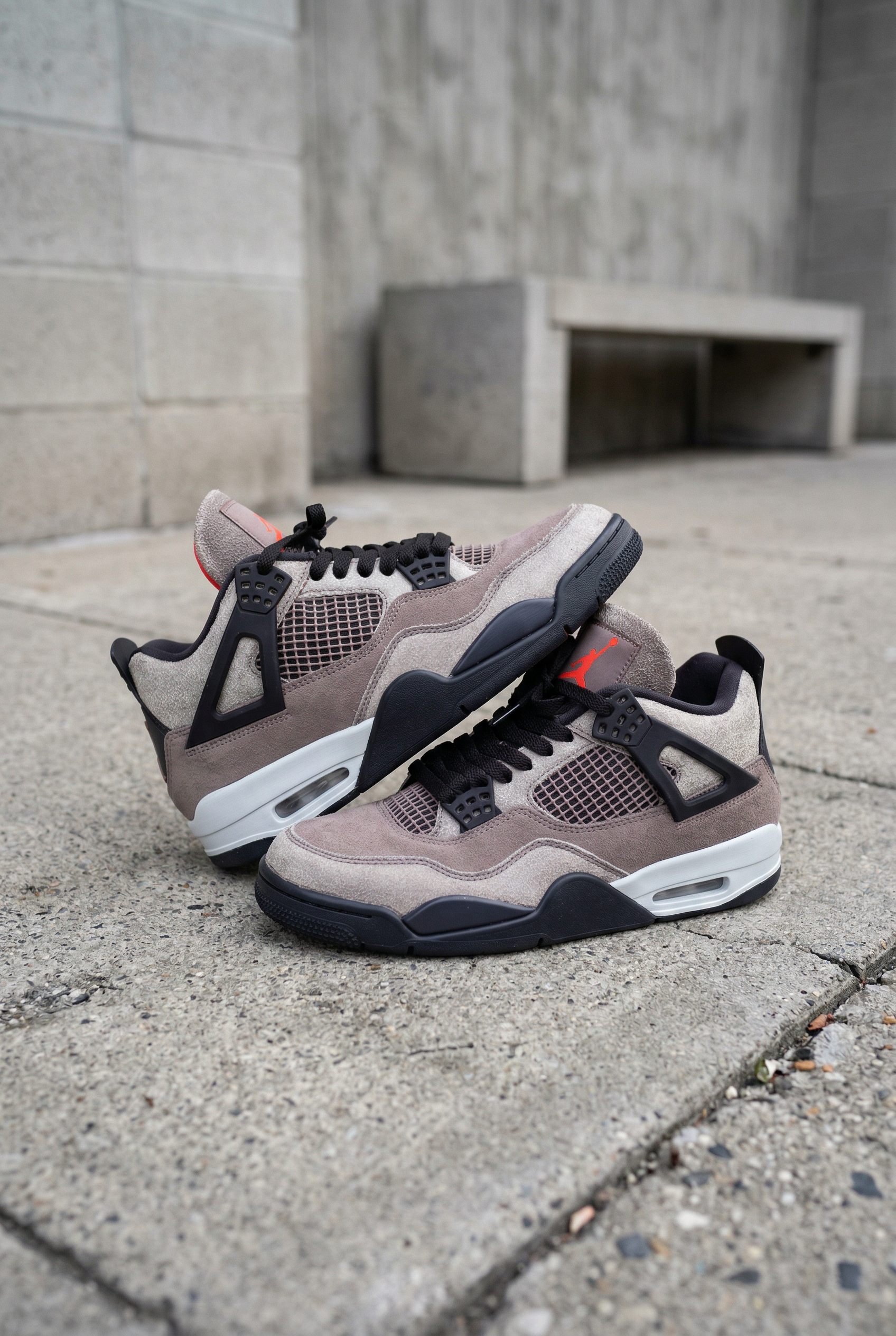 NIKE AIR JORDAN 4 RETRO