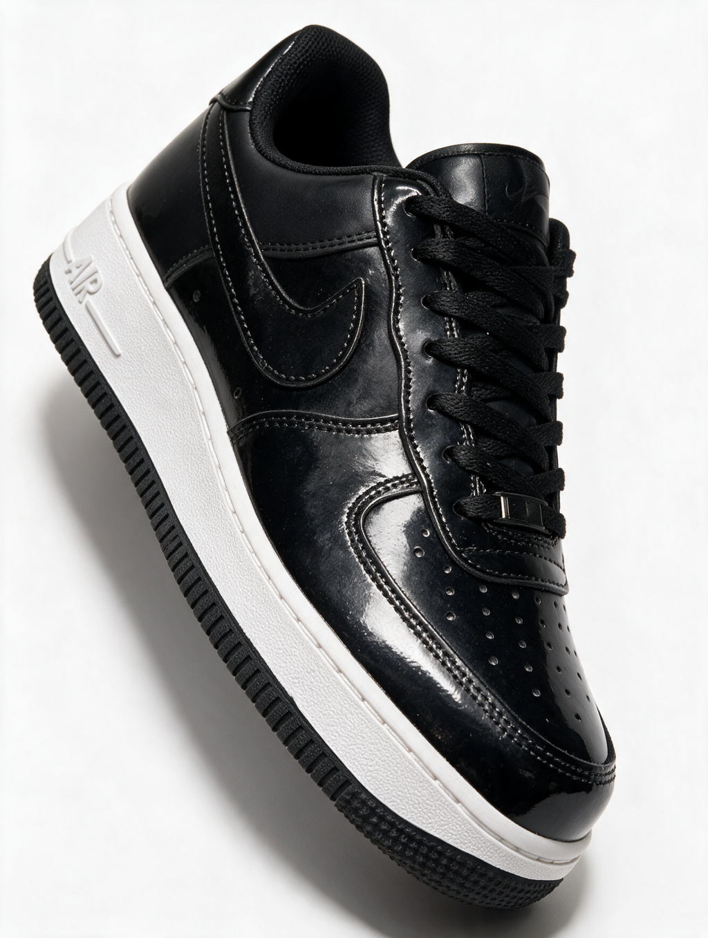 NIKE AIR FORCE 1 NEGRA CHAROL