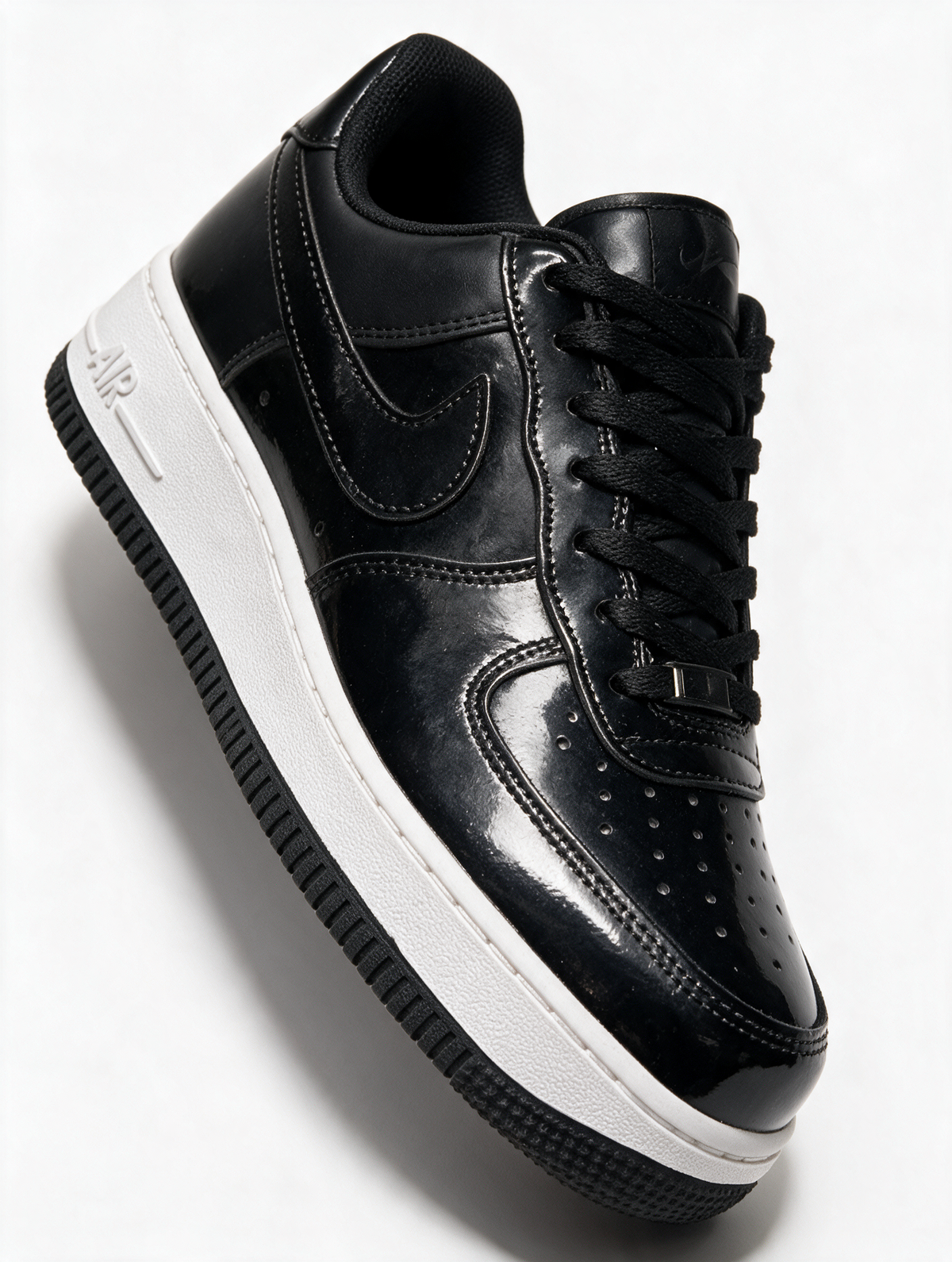 NIKE AIR FORCE 1 NEGRA CHAROL