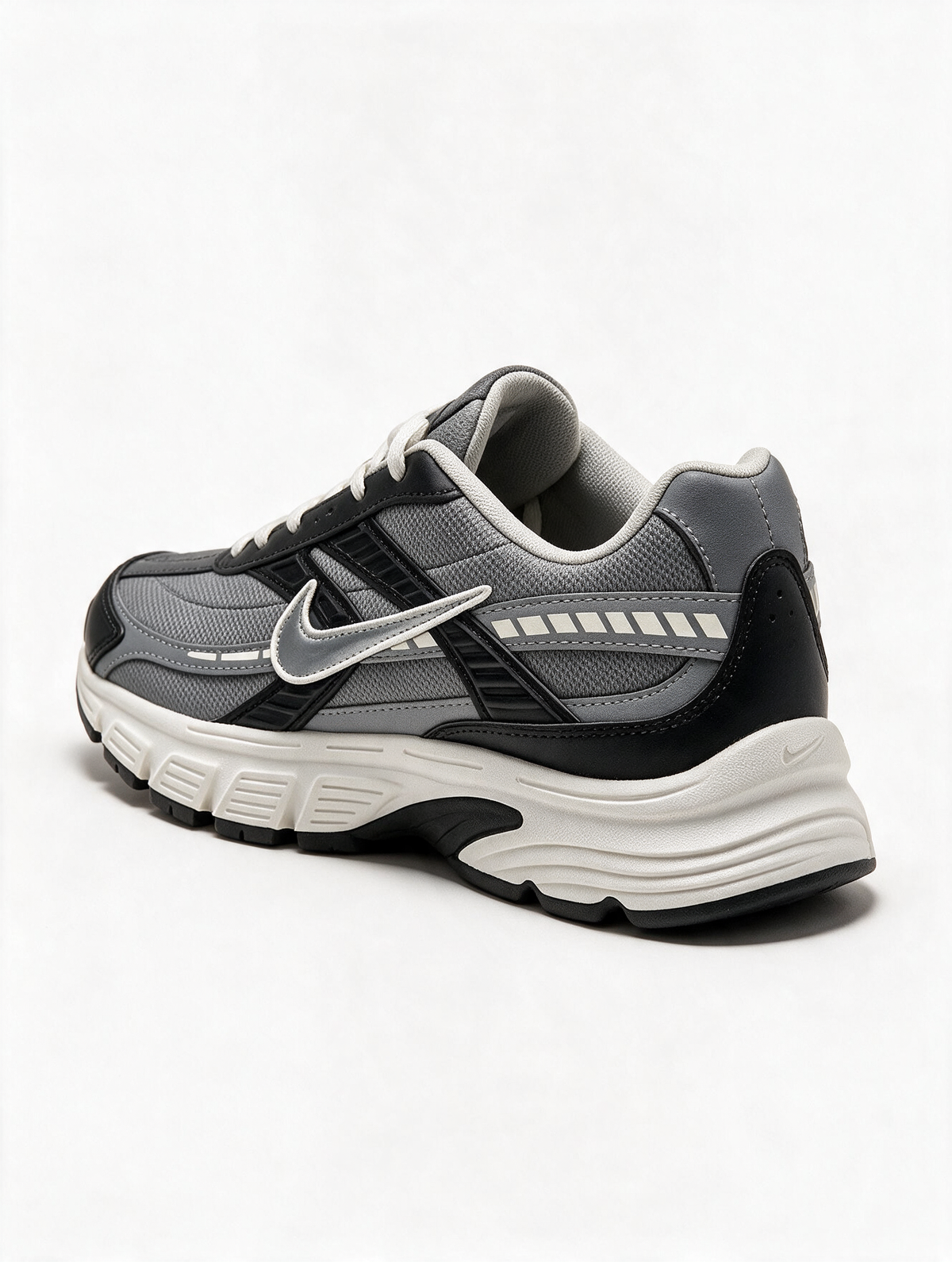NIKE INITIATOR NEGRA GRIS